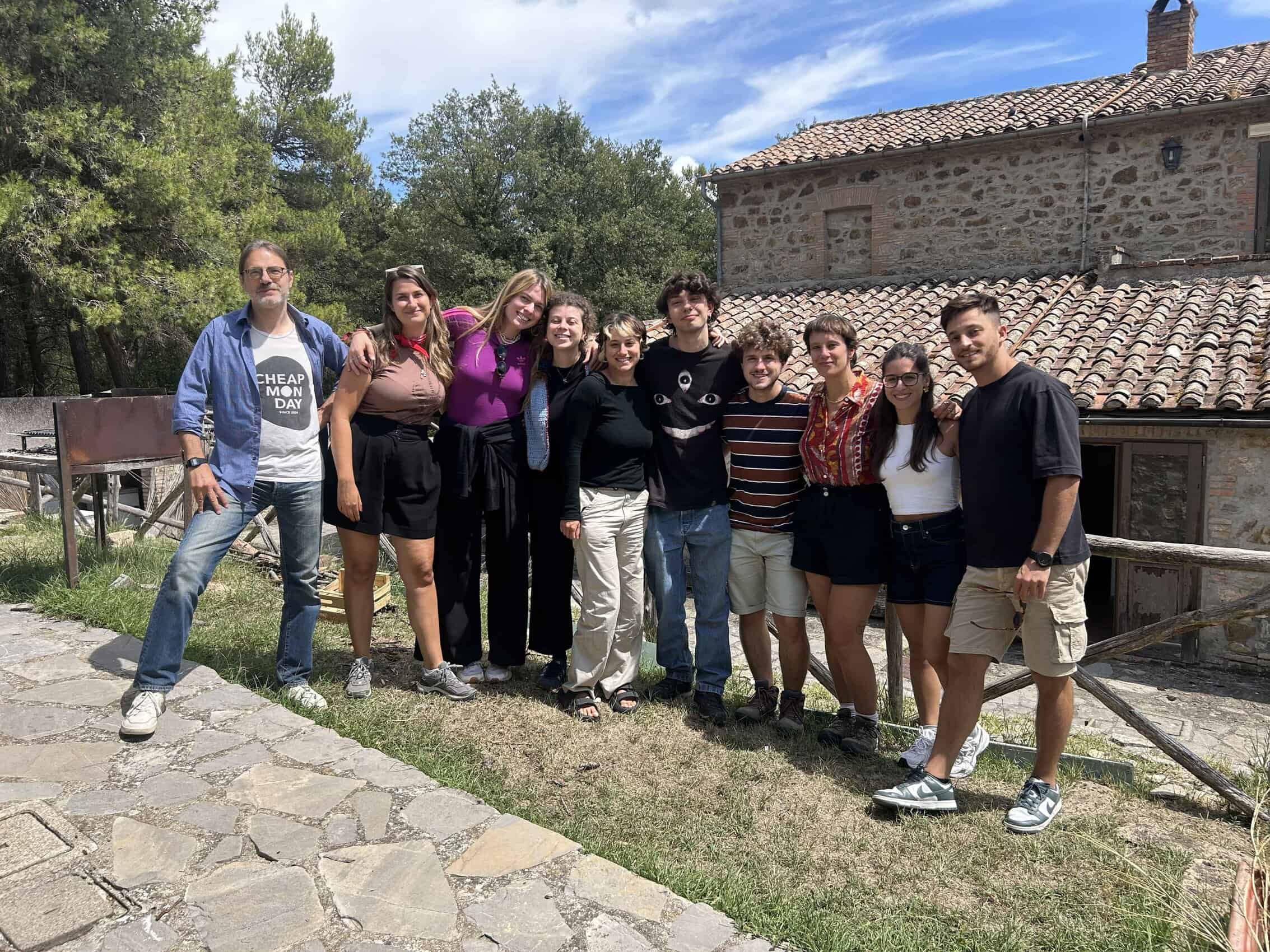 Gli otto giovani creativi selezionati per la residenza 2025 con un formatore
