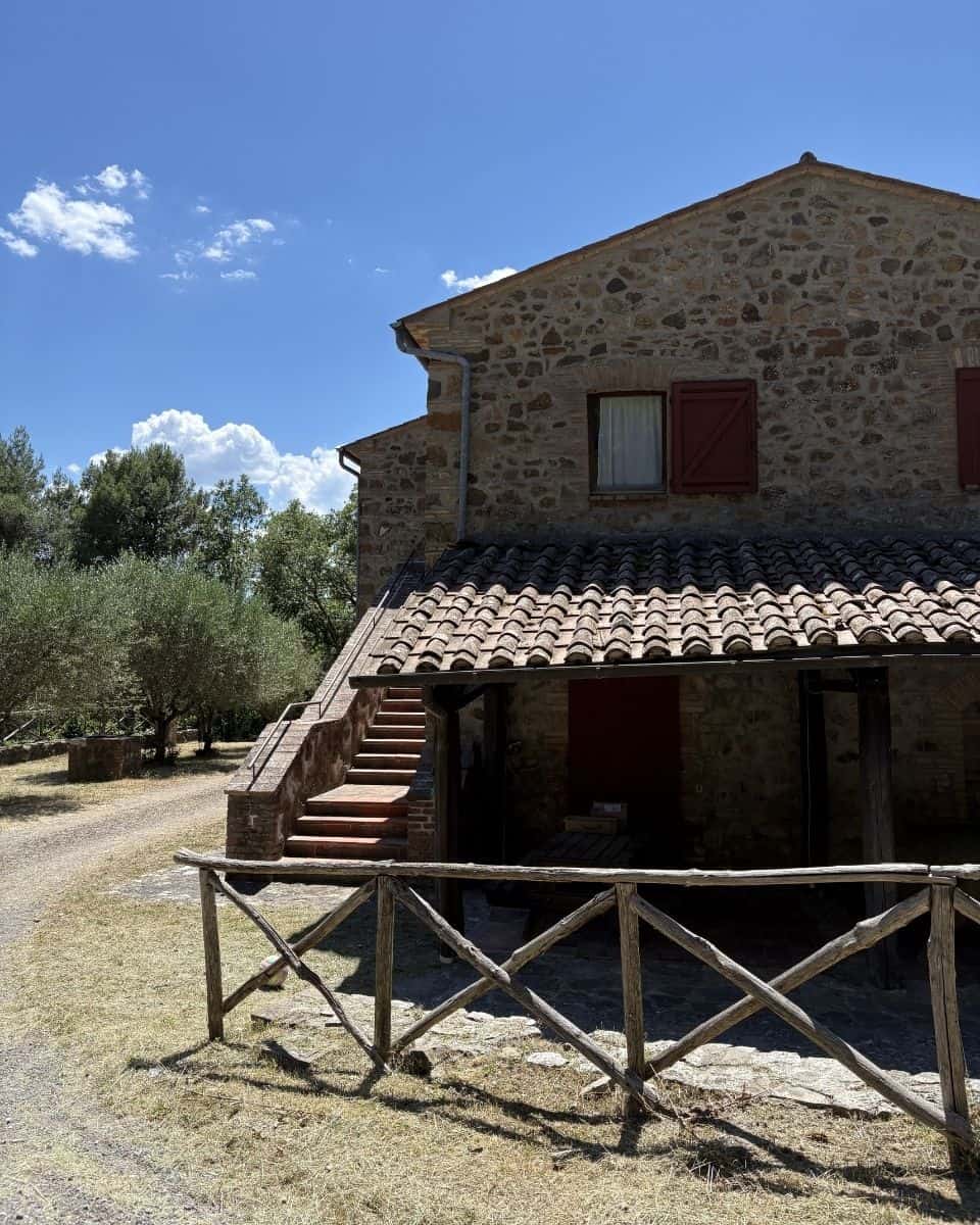 Il casale in pietra che ospita la residenza, tra gli ulivi della Tuscia